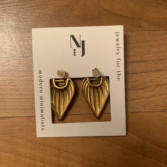 Heart Ribbed Earrings - Picture 3 of 6